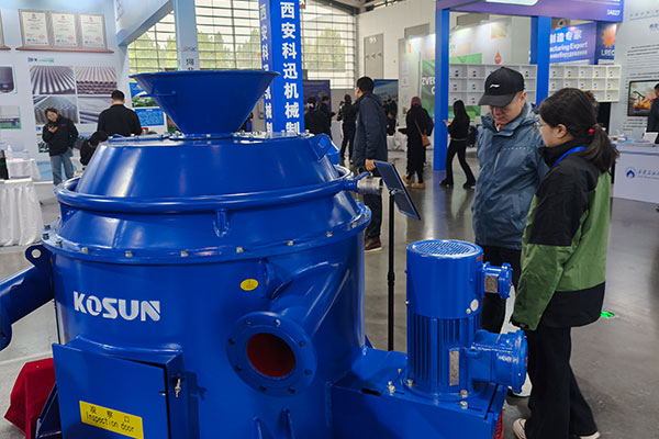 西安科迅機械展出的真空除氣器設備正在吸引觀眾查看 西安科迅機械展出的真空除氣器設備正在吸引觀眾查看