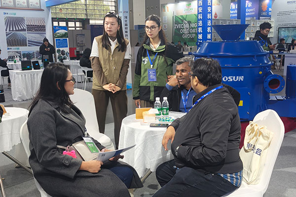 西安科迅機械展位上正在交談的客戶 西安科迅機械展位上正在交談的客戶